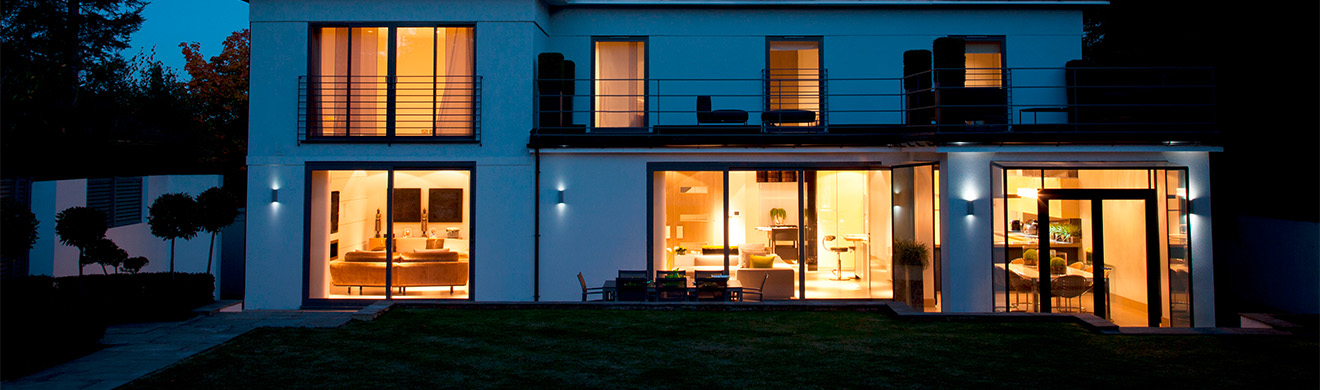 Modern beleuchtetes Wohnhaus bei Nacht mit stimmungsvoller Außenbeleuchtung für individuelle Beleuchtung in Flensburg.