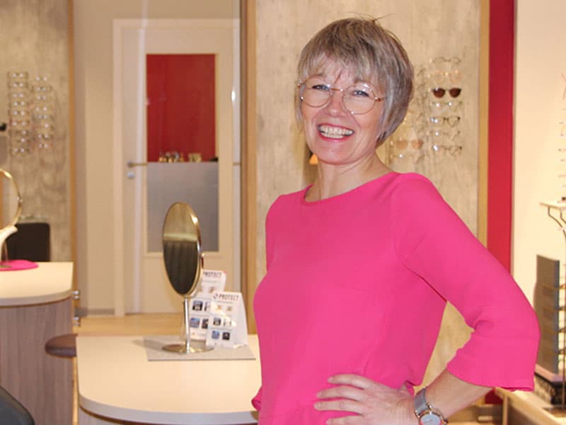 Birte Meyer, Inhaberin Die Brille in Flensburg, präsentiert in ihrem modernen Brillenfachgeschäft eine große Auswahl an Gleitsichtbrillen.