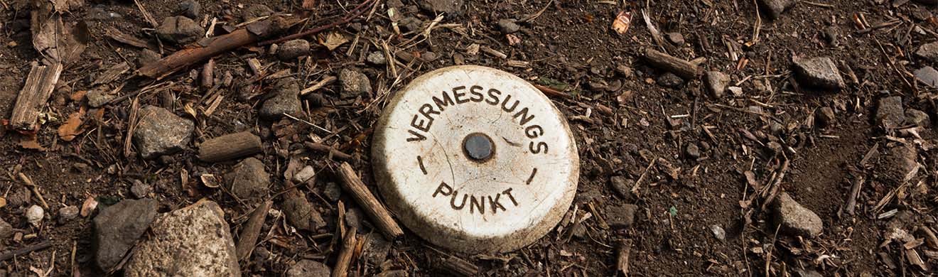 Vermessungspunkt einer Grundstücksgrenze nach dem Grundstücke vermessen in Flensburg