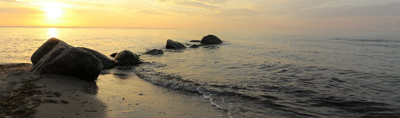 traumhaft schöner Sonnenuntergang an der See für Seebestattung