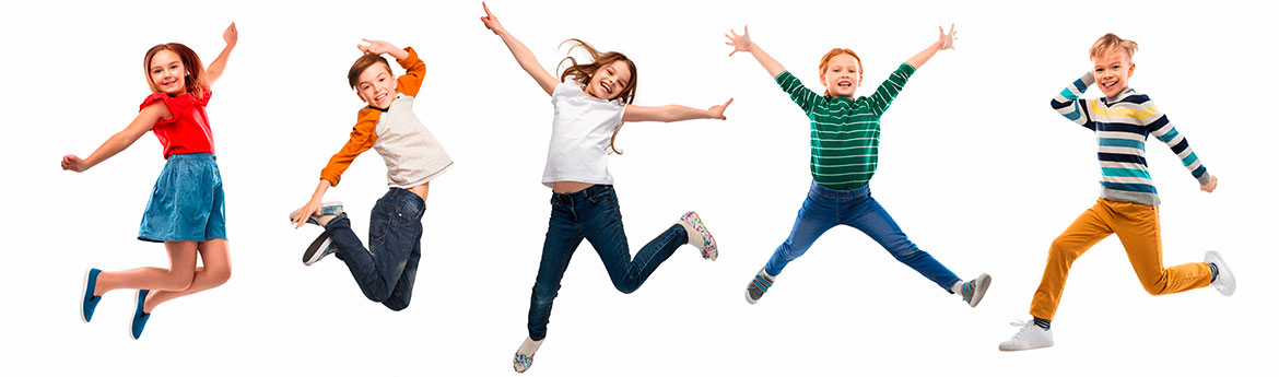 Kindheits-, Spaß- und Bewegungskonzept - glückliche Kinder, die vor weißen Hintergrund in die Luft springen