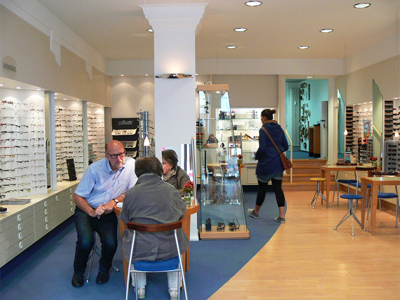 Blick in das Optikgeschäft Gloyer in Flensburg mit moderner Brillenauswahl und freundlicher Atmosphäre.