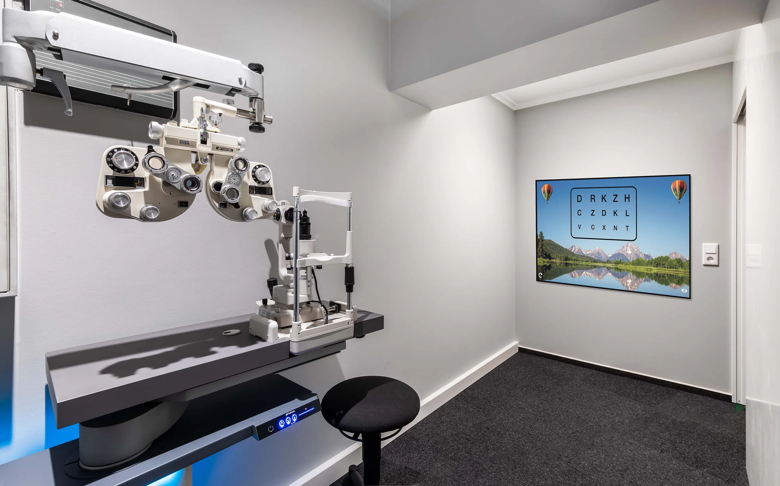 Moderner Sehtestraum der Durchblick Brillen GmbH in Flensburg mit technischer Ausstattung für professionelle Augenmessungen und Beratung.