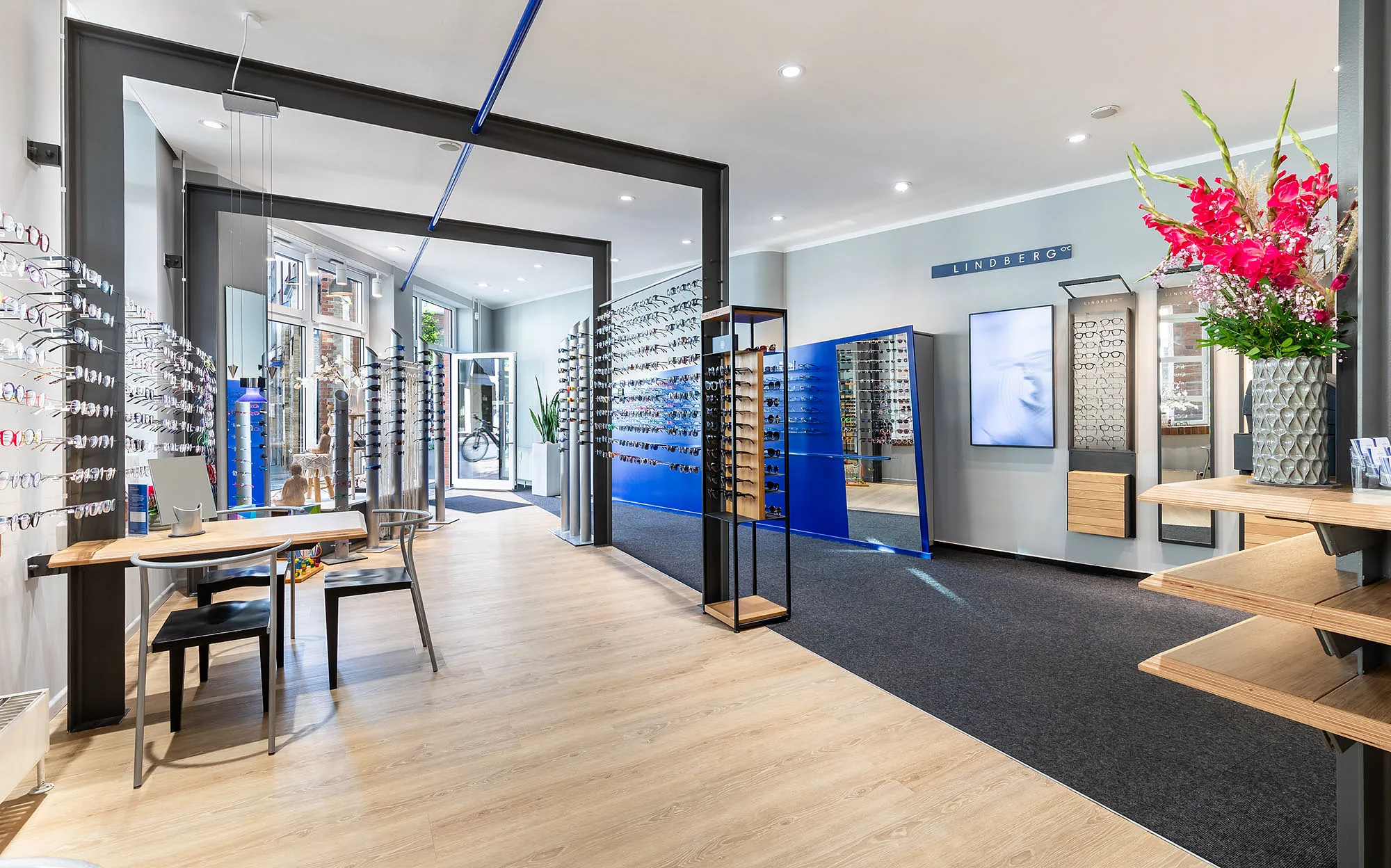 Modern eingerichteter Verkaufsraum der Durchblick Brillen GmbH in Flensburg mit stilvollen Brillenpräsentationen und angenehmer Atmosphäre.
